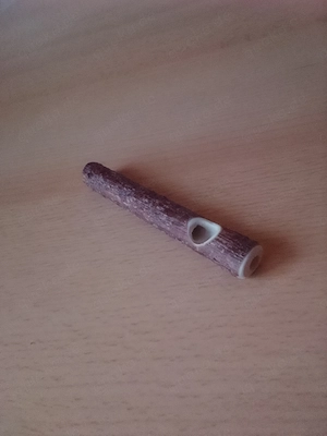Pfeife, klein. Aus Holz. Naturbelassen 