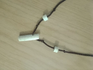 Kette mit Holz-Anhänger. Naturbelassen 