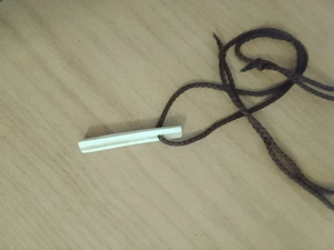 Kette mit Holz-Anhänger. Naturbelassen 