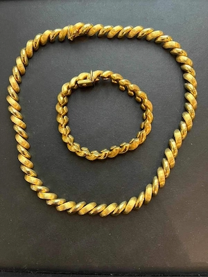 Eine prachtvolle Halskette mit passendem Armband aus 18-karätigem Gelbgold