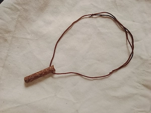 Kette mit Holz-Anhänger. Naturbelassen 