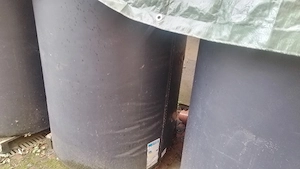 3 Pufferspeicher und ein Ofen er ist schwarz 