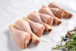 Frisches Hähnchenfleisch, Hähnchenflügel und Hähnchenkeulen.