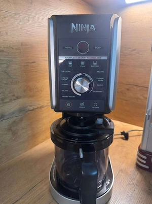 Ninja Creami Deluxe Eismaschine NC502EU plus 3x Behälter)
