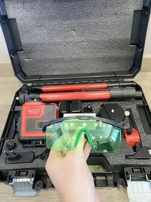 Milwaukee Laser Level 4D 3D   neu, mit Stativ, professionell
