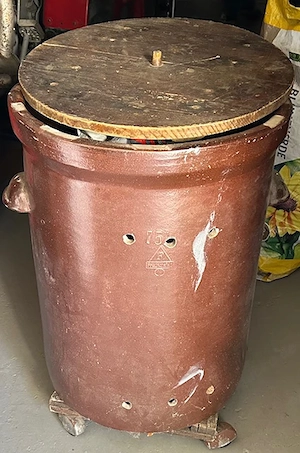 Steinfass mit Deckel