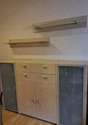 Sideboard mit Glas-Regalböden