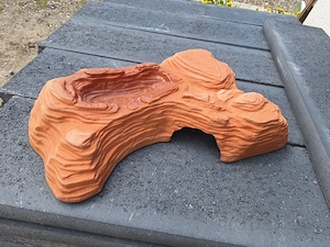 Große Höhle mit Wasserschale Terrakotta 