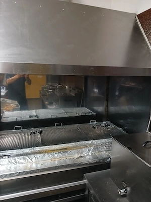 Holzkohlegrill mit Abzugshaube einige Schubladen zum verstauen aus Gastronomie 