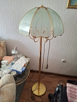 Stehlampe mit Glasschirm