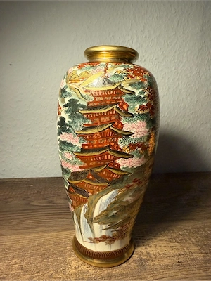 Japanische Satsuma-Vase mit Pagode & Wasserfall - signiert Kayama