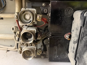 Handwerker hilft Damen, paare