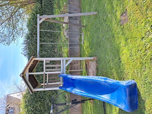 Spielhaus mit Rutsche und Schaukel sucht neues Abenteuer