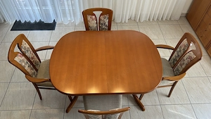 Esstisch, Stühle, Lampe