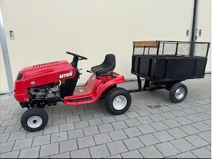 Rasentraktor ohne Mähwerk mit Anhänger