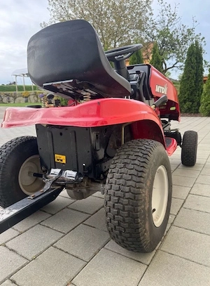 Rasentraktor ohne Mähwerk mit Anhänger Bild 2