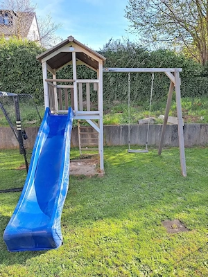Spielhaus mit Rutsche und Schaukel sucht neues Abenteuer