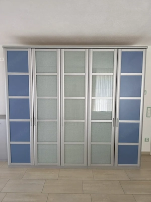 Kleiderschrank 