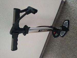 Stand-Luftpumpe mit Anzeige (PSI, Bar...)