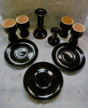 Schwarzes Keramik Set 9 teilig  = 4 Kelche   Pokale, 2 Kerzenständer   Kerzenleuchter, 3 Untertassen