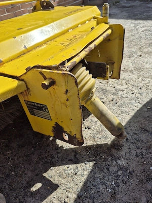 Frontkehrmaschine Matev  Sperber 140 cm AB Hausmarke von John Deere Bild 3