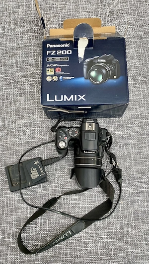 Digitale Panasonic Fotokamera  DMC  Fz 200 Lumix mit LEICA -Objektiv  F2,8    25 - 600mm