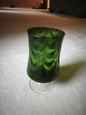 Vintage Glasvase grün auf klarem Fuß Kunstglas