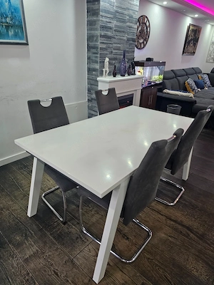 Esstisch ohne Stühle zu verkaufen