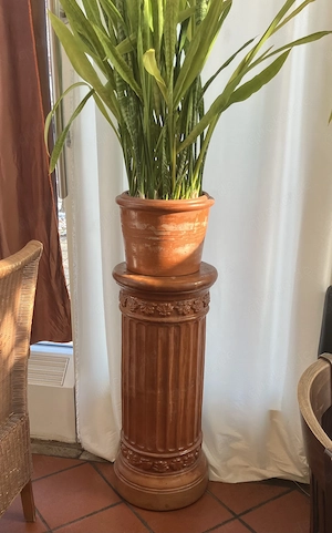 Freistehende Terrakotta Säulen mit Uebertopf