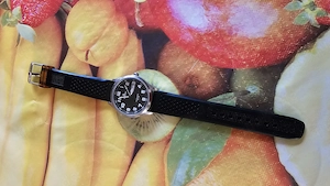 Schöne Armbanduhr abzugeben