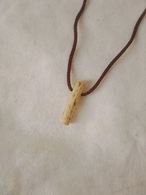 Kette mit Holz-Anhänger. Naturbelassen