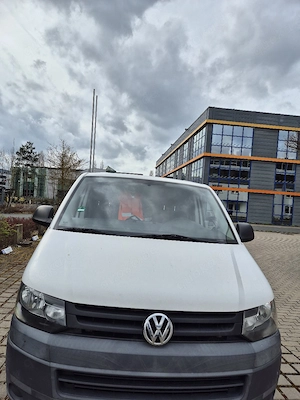 Transporter mit Fahrer-Hilfe als Fahrer 