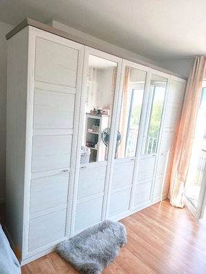 Kleiderschrank mit Spiegel und Drehtüren 