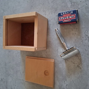 Alter Rasierer mit Klingen 