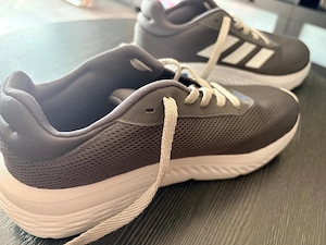 Graue adidas Cloudfoam Comfy