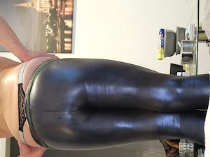 Keiner da der mich jetzt noch ficken kommt? Bin blank Rasiert  Bild 2