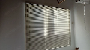 Jalousie cremefarben, aus Alu, mit Endloskette