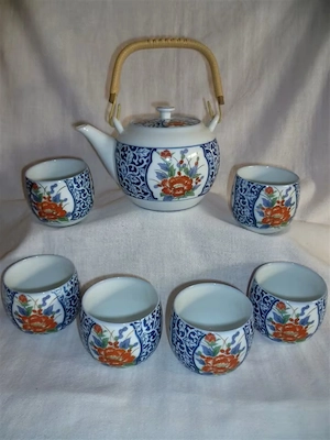 7 teiliges Japan Teeservice mit blaue Ranken, rote Blumen und golden verziert 