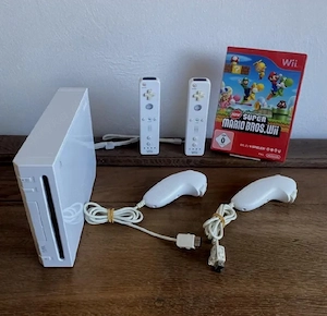 Wii Konsole mit 13Spielen 4 Controller und 4 Nunchucks 