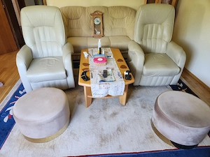 Sessel, Sofa und Wanduhr zu verkaufen