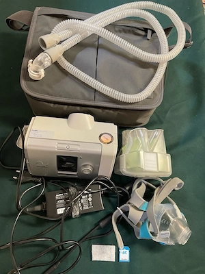 ResMed AirCurve 10 CS PaceWave Beatmungsgerät mit Reisetasche und allem Zubehör