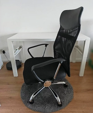 Weißer Schreibtisch & schwarzer Bürostuhl