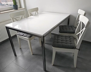 Ikea-Set - Tisch Hochglanz + 4 Stühle + Sitzkissen
