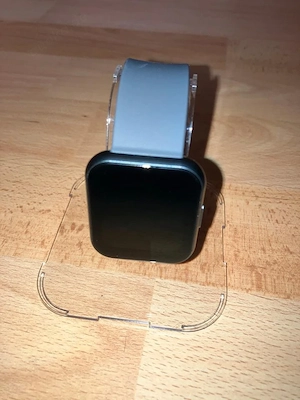 Smartwatch Fitnesstracker mit grauem Armband