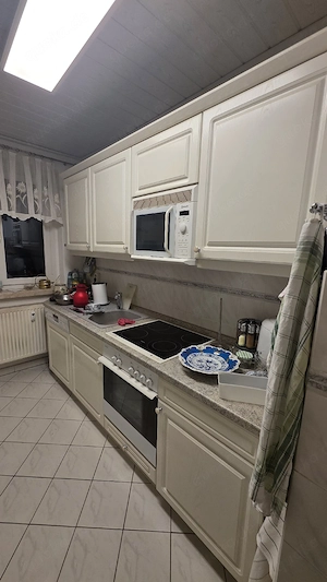 Große Küche 2 Zeilen mit E-Geräten zu verkaufen