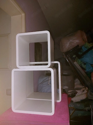 Weiße Hängeregalle 