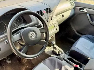 Volkswagen Touran 1.6 KLIMAAUTOMATIK / Alu-Räder Bild 2