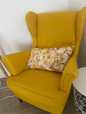 Schöner gemütlicher Sessel mit Tischen