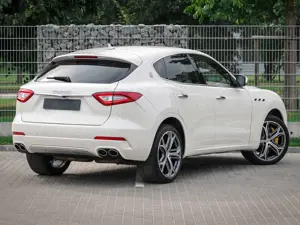 Maserati Levante Levante S GRANLUSSO Q4 Benzin 3.0 V6 316kW Bild 3