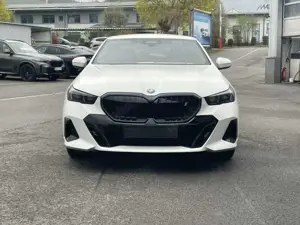 BMW i5 eDrive40 Limousine M Sportpaket Bild 2